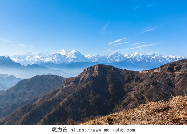 蓝天白云层层叠叠的山自然风景中国四川省，包括Minya Konka（7556m）在内的山脉全景